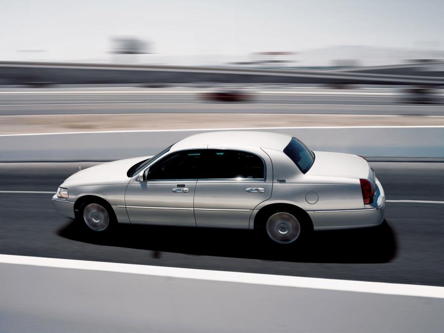  Lincoln Town Car 2003 года  (фото 30 из 68)